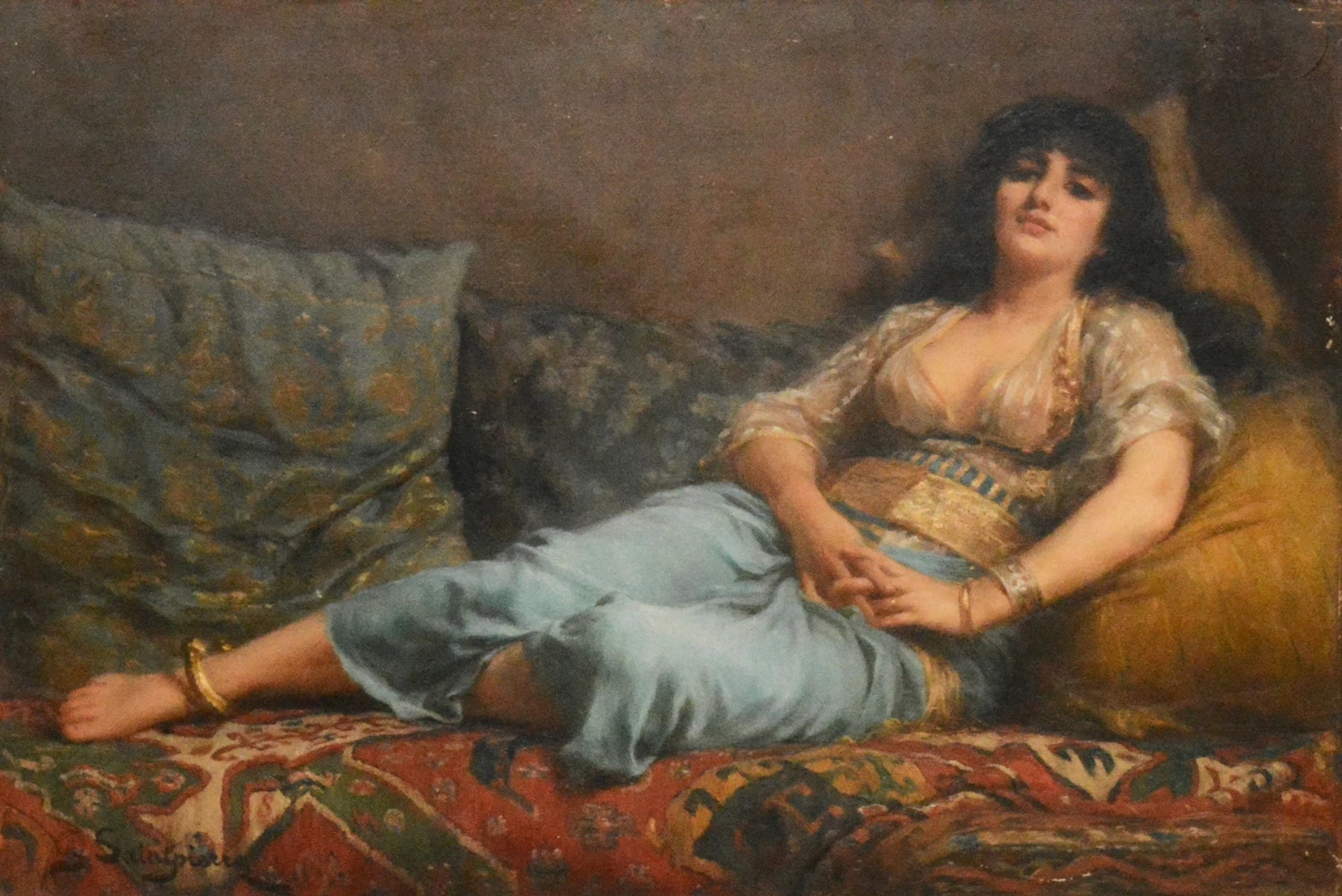 Giovane donna sul divano